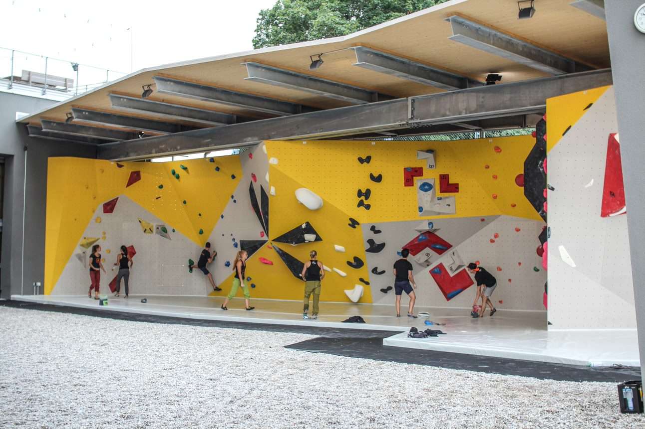 Outdoorboulderwand im Schatten