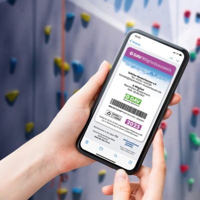 Smartphone mit DAV App und Mitgliedsausweis