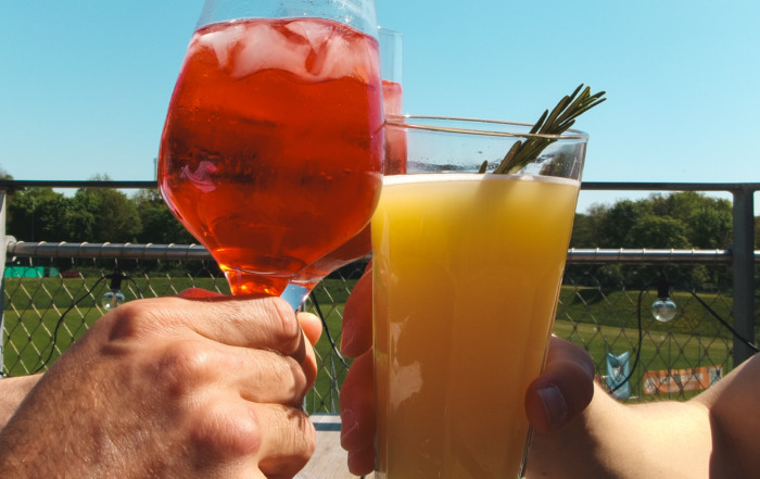 Leckere Sommerdrinks auf der Dachterrasse