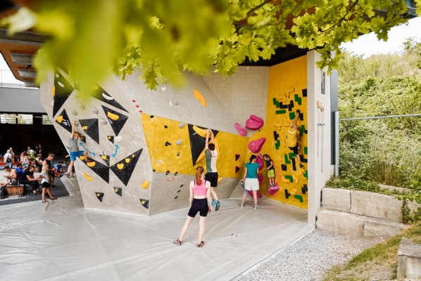 Outdoorboulderwand im Schatten