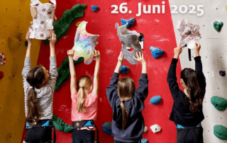Kletterkids an der Kletterwand die ihr Korsett hochheben
